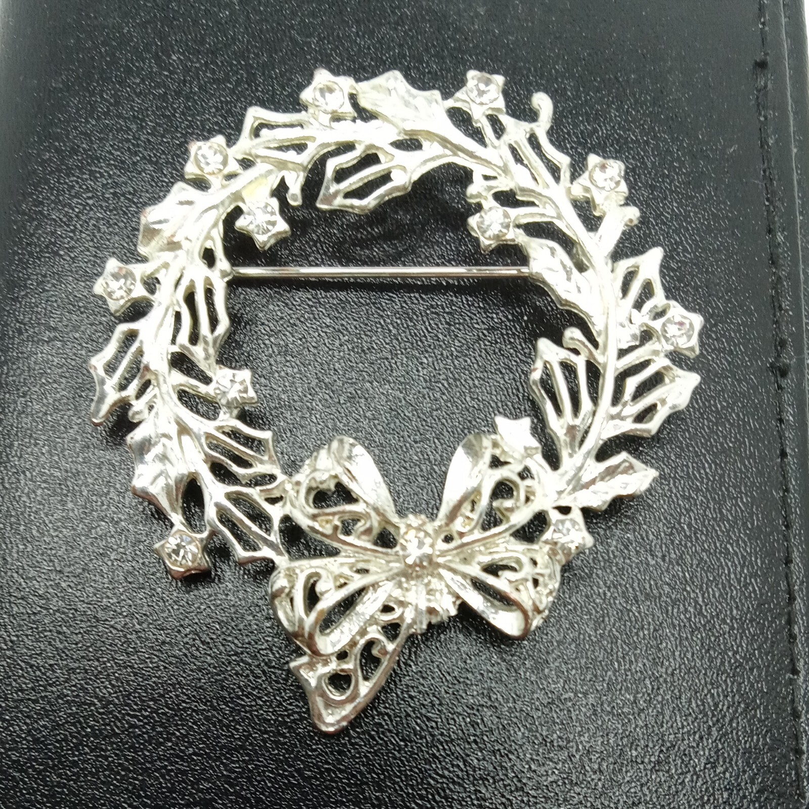 CRISTOPHER RADKO Christmas Wreath Clear Rhinestone Pin Brooch. 5324