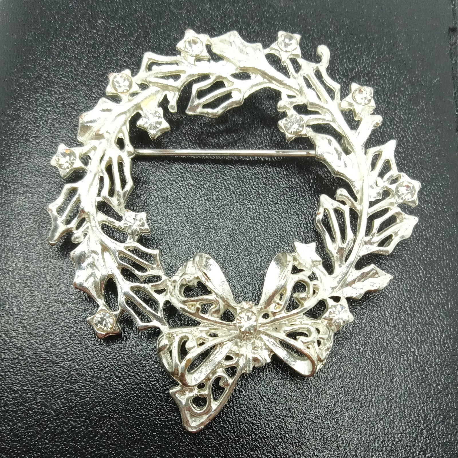 CRISTOPHER RADKO Christmas Wreath Clear Rhinestone Pin Brooch. 5324