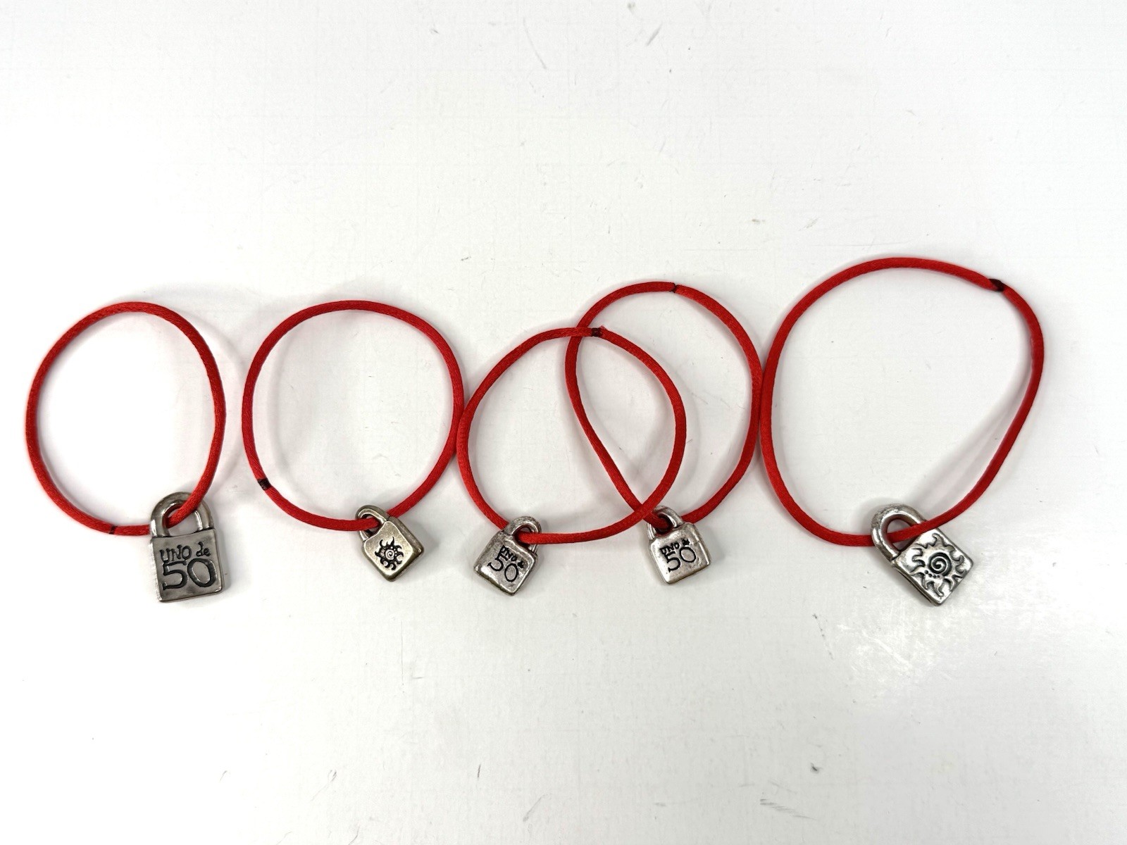 UNO de 50 Red Cord Silver PadLock Charm Bracelets Lot of 5 w/ Bag & COA Spain