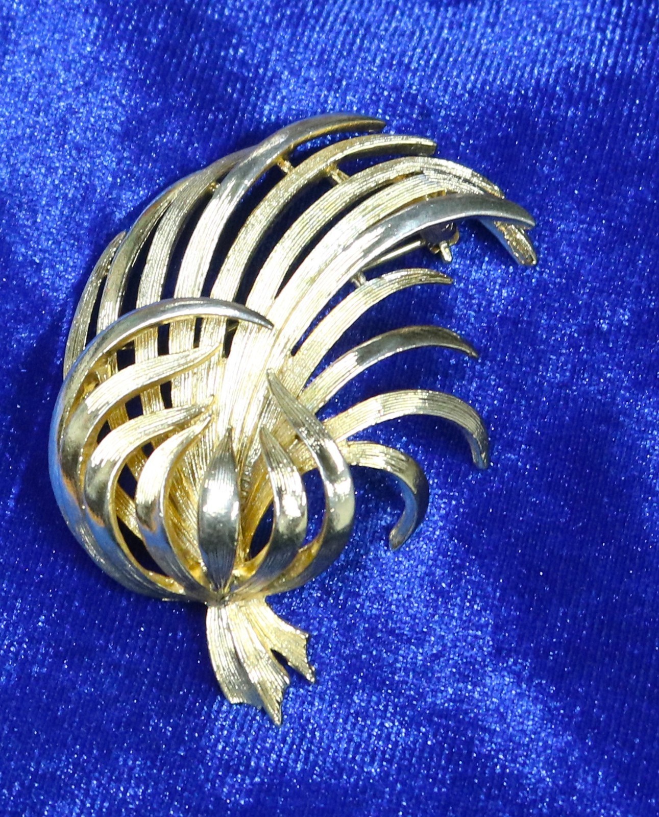 LISNER Gold Tone Flower Floral Brooch Pin Vintage