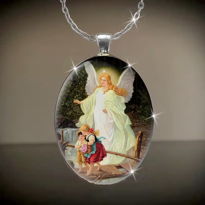 Oval-shaped necklace of Guardian Angel Exquisite design