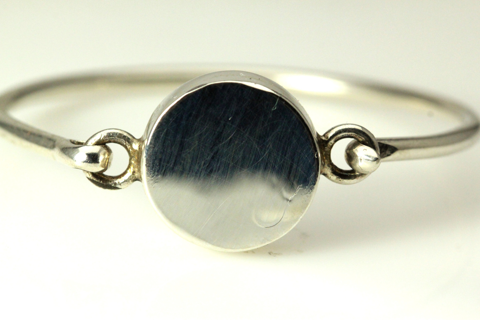 Engravable sterling silver bangle, faint engraving visible 13.6 grams (BR3724)