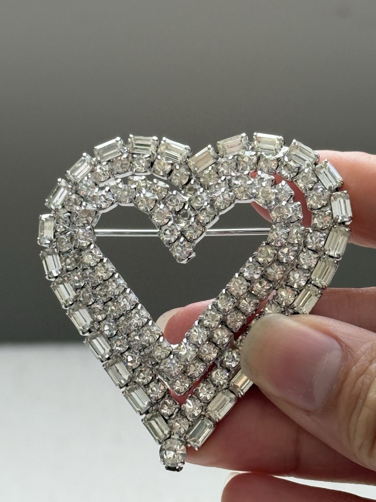 🤍Vintage Heart Silver-Tone Metal Clear Crystal Rhinestone Cluster Brooch Pin 2″