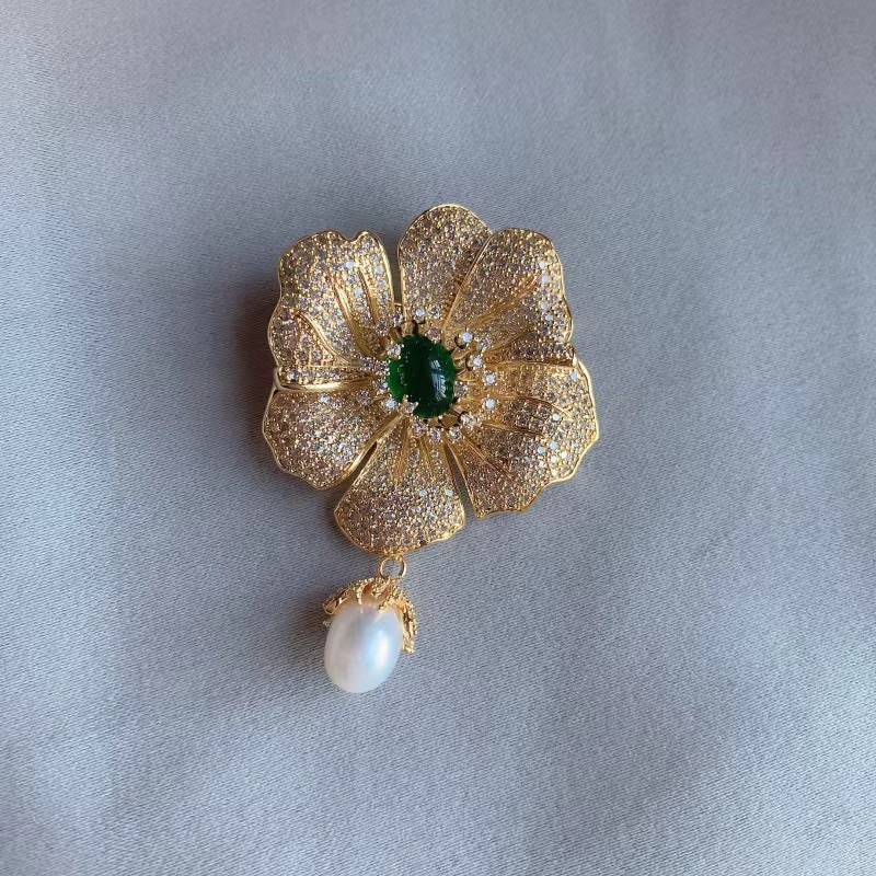 Luxury Gold Flower Brooch – Simulated Clear Crystals & Green Center Stone