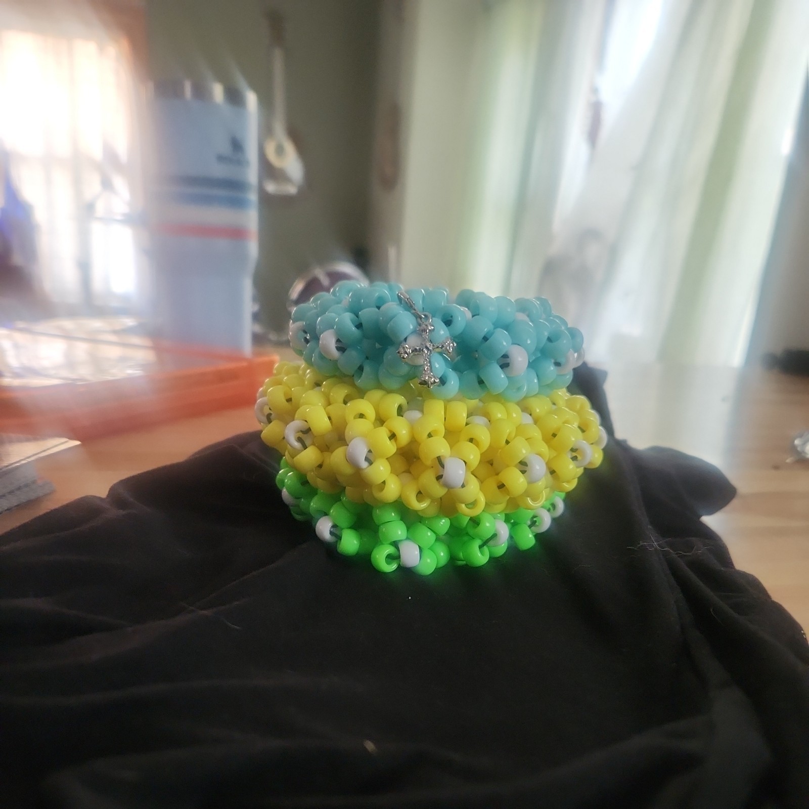 Rotating Kandi cuffs with elastic string