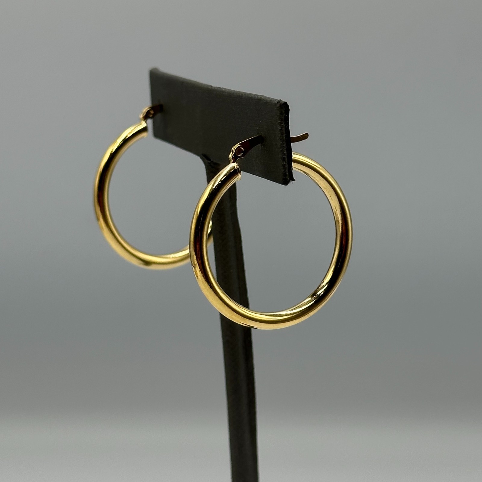 Hoop Earrings Gold Tone Classic Polished Round Latch Back Lightweight 1.25in