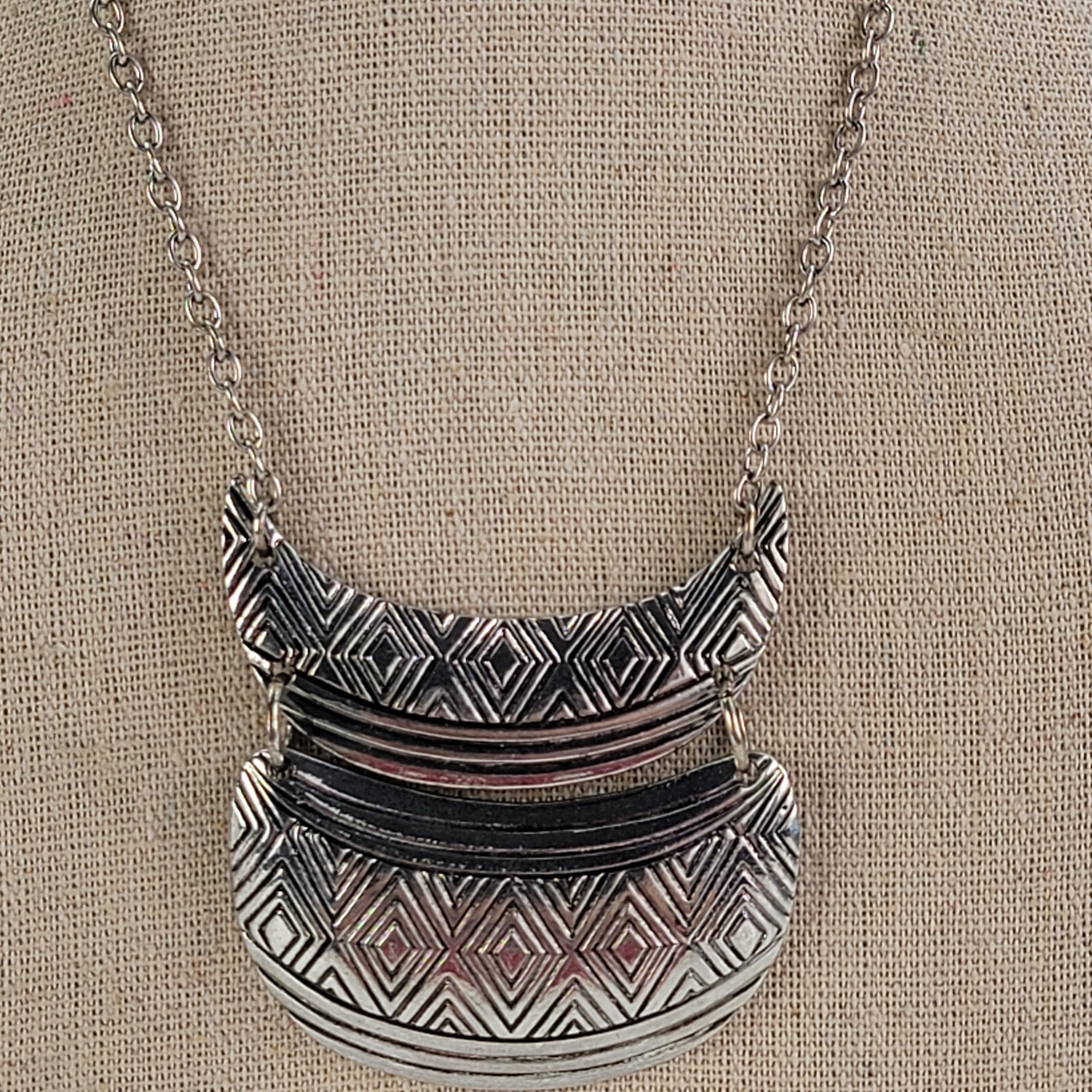 Silver Tone Etched Cleopatra Style Pendant Necklace 23.5 in Lobster Clasp