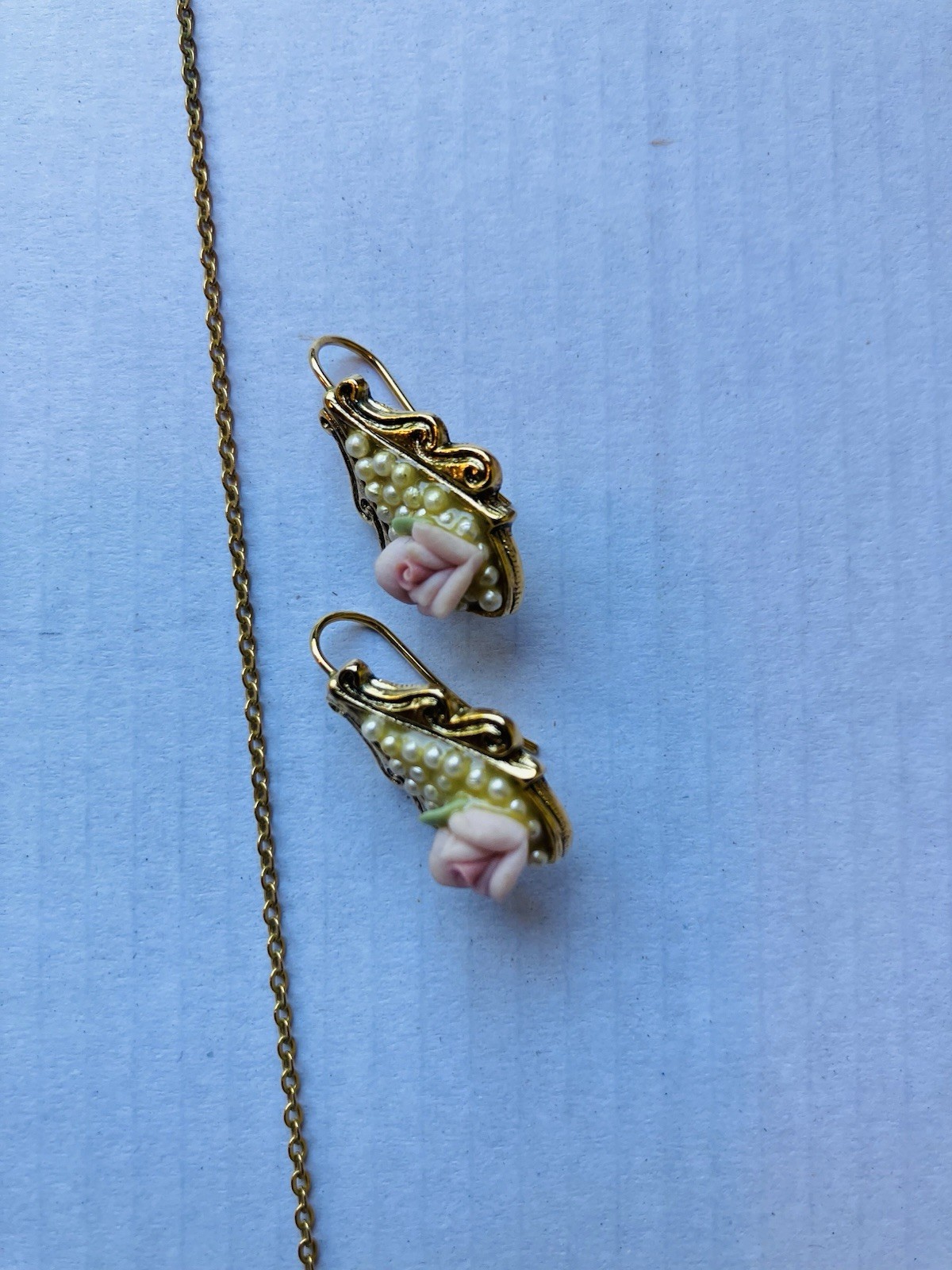 1928 Jewelry 16″ Gold-tone /Porcelain Rose/Simulated Pearl Necklace w/Earrings