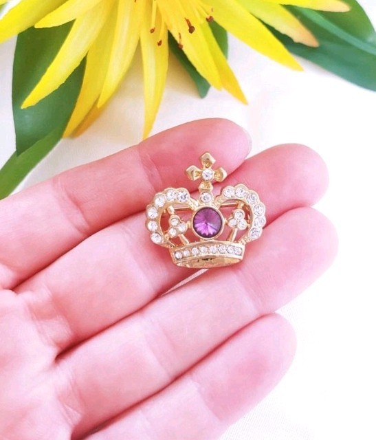 Vintage Crown Royal Royalty King Queen Rhinestone Purple Gold Tone Brooch Pin