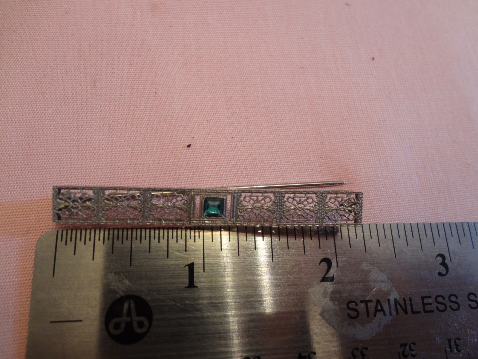 1920s Filgree White Gold 2-1/8″ Bar Pin Jewelry (Green Stone Glass? in Center)