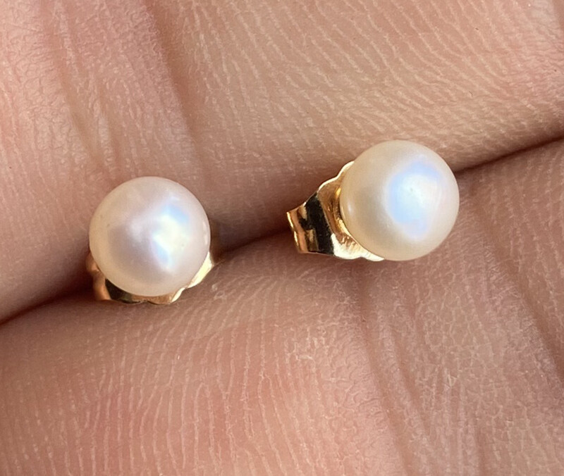14k Yellow Gold delicate 4-5mm White Pearl Freshwater pearls Stud Earrings