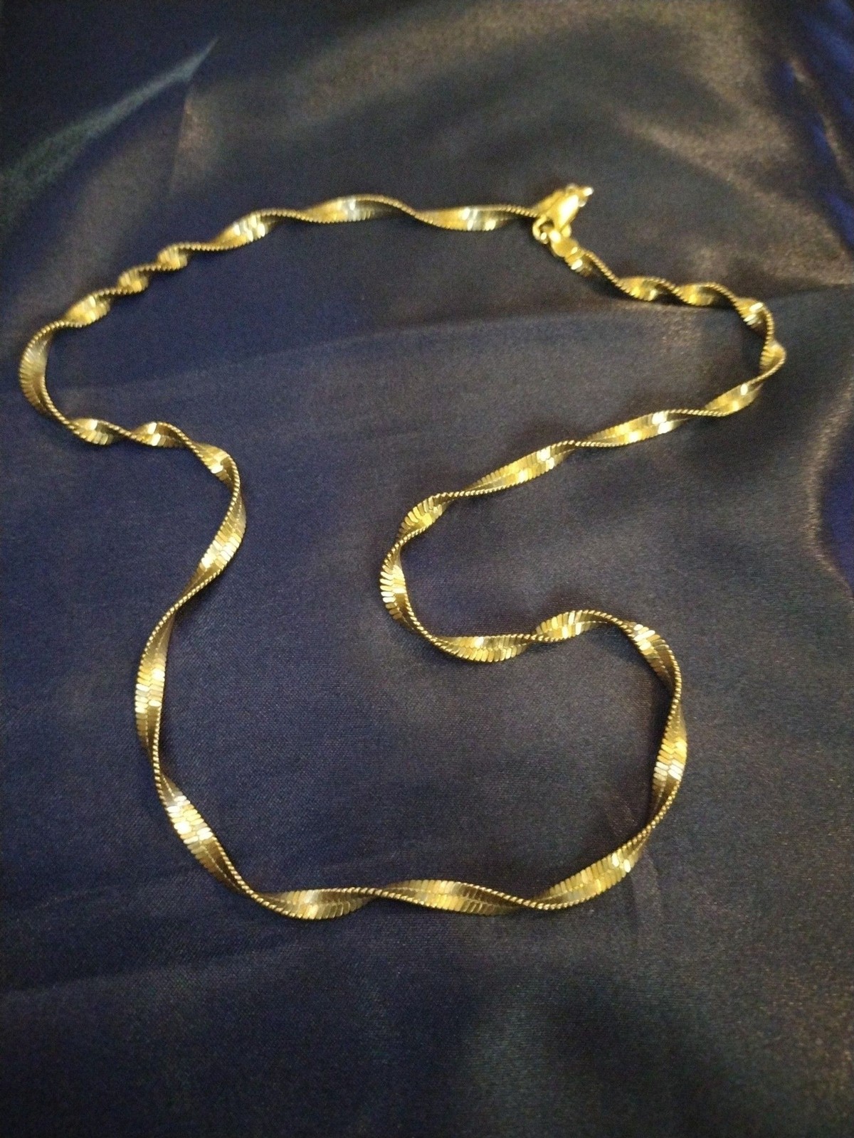 Vintage twisted herringbone gold tone necklace