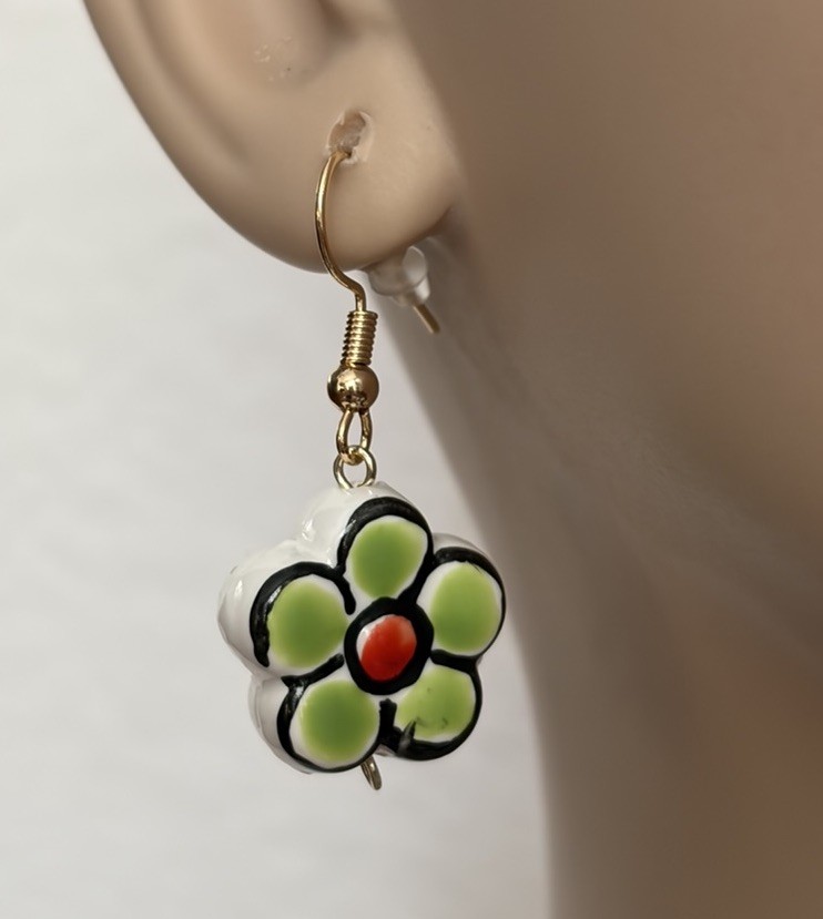 Green White Flower Dangle Hook Earrings Gold Tone Floral Enamel Lightweight