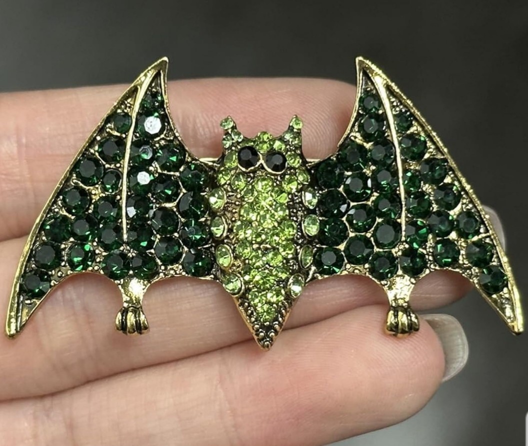 CLEAR RHINESTONE SILVER BAT PIN BROOCH~HALLOWEEN COSTUME ACCESSORY~ WICKED WITCH