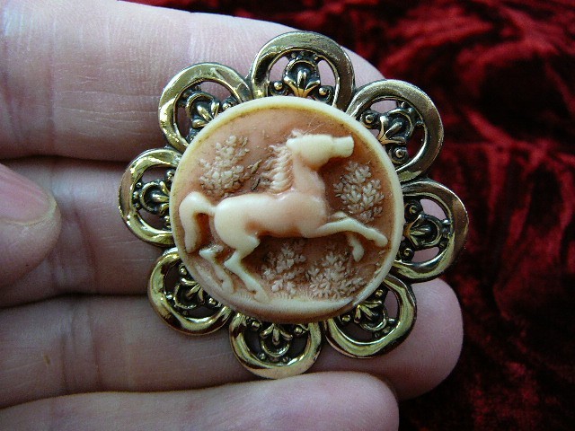cs14-33) HORSE tan + white CAMEO brass Pin Jewelry brooch PENDANT I love horses