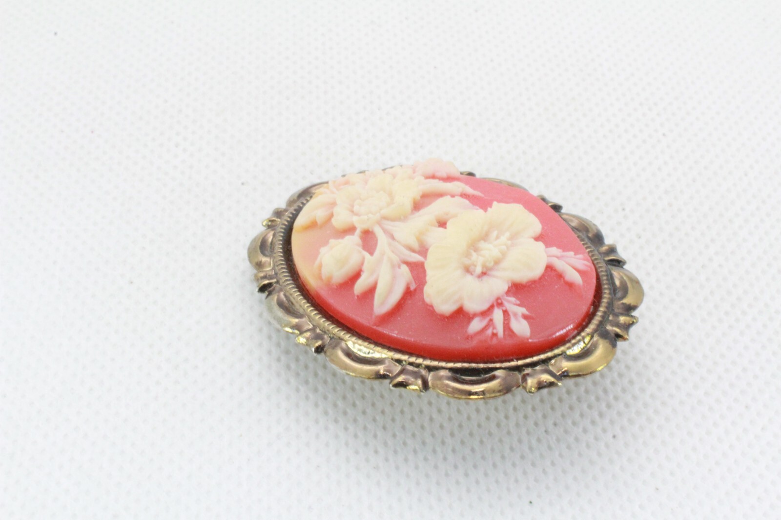 Brooch Pin – Oval – Flower – Carved – Cameo Style – Orange White – Gold Tone