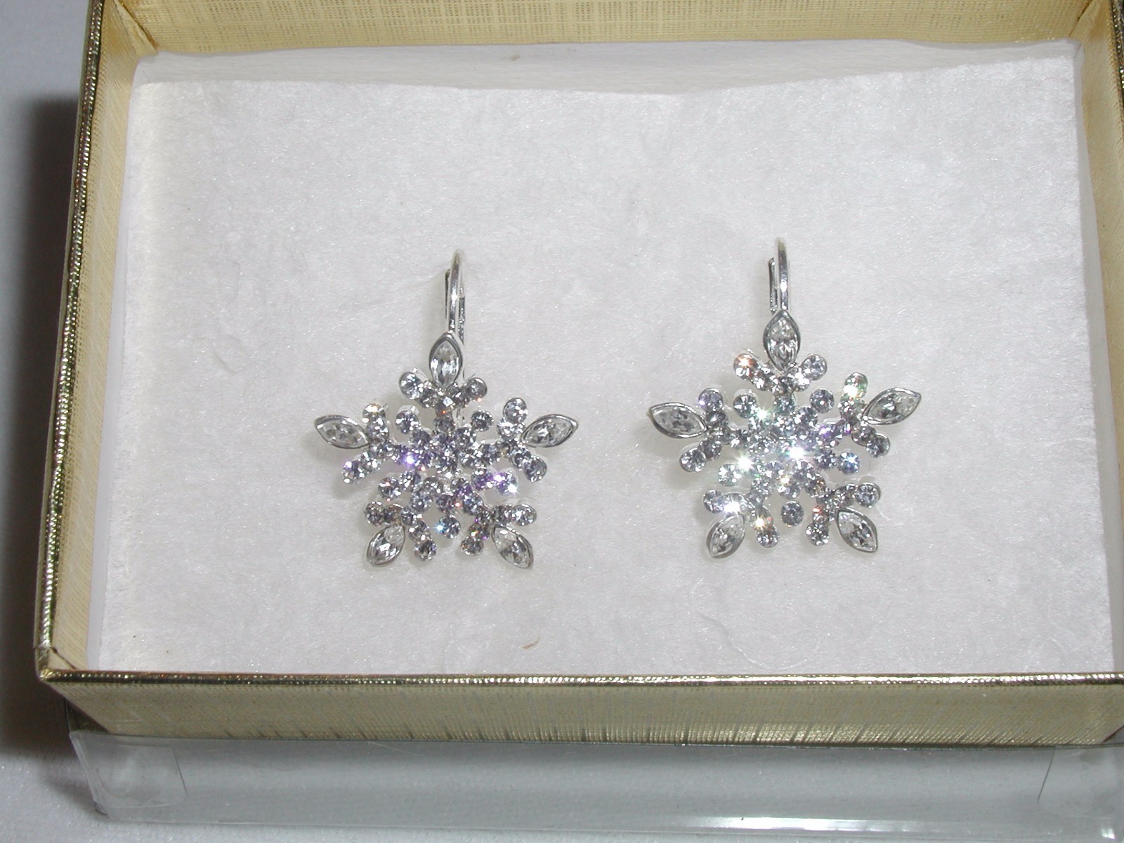 SNOWFLAKE EARRINGS AUSTRIAN CRYSTAL WEAR ALL WINTER CHRISTMAS BRIDE TEACHER