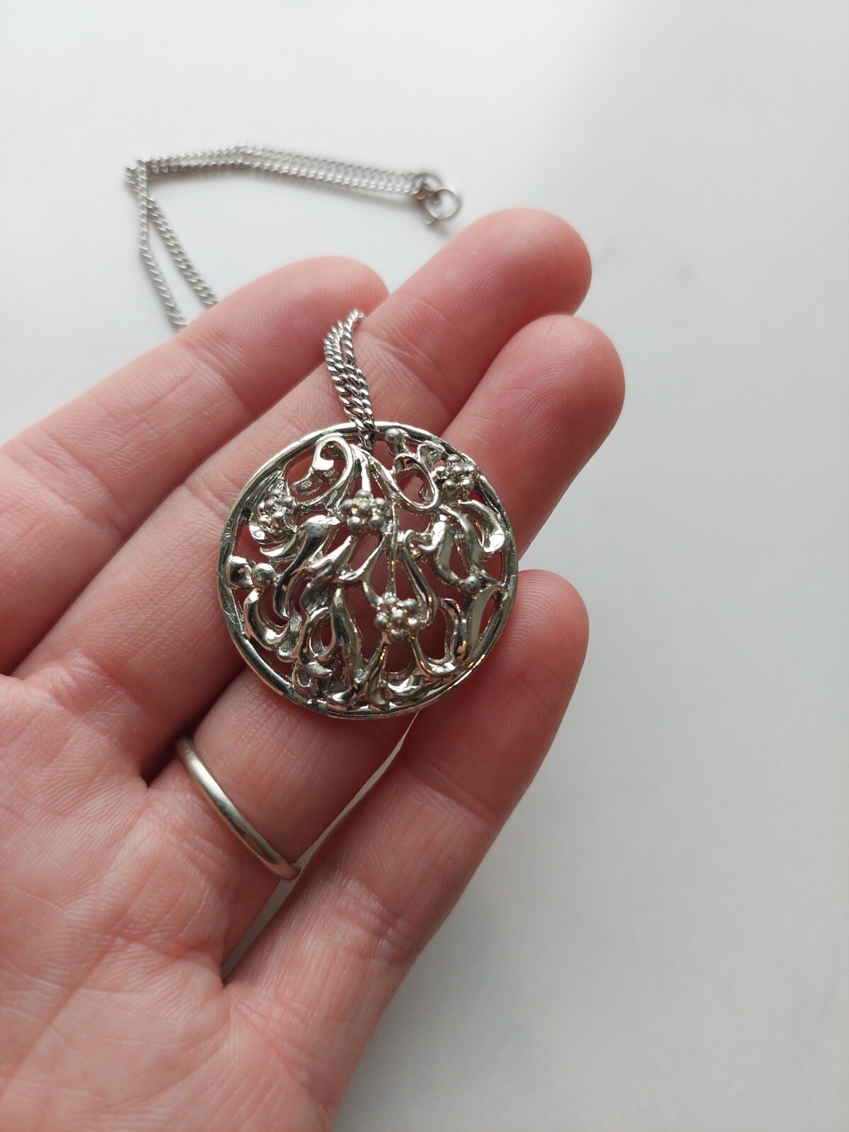 Pendant Necklace Silver Color, Leafy Vine Scroll Swirl Pattern 9″ Chain