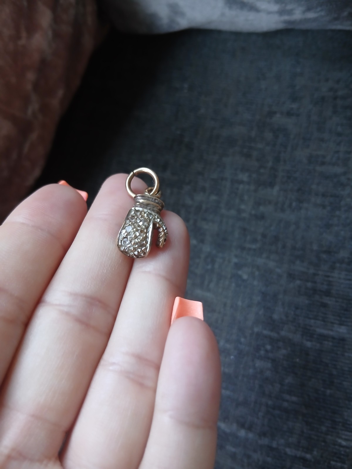9ct solid gold 1980s boxing glove with cubic zirconia pendant