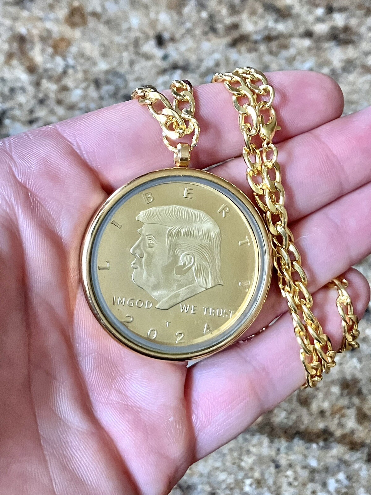 18″ Gold Chain & President Donald Trump Commemorative Coin MAGA Pendant Necklace