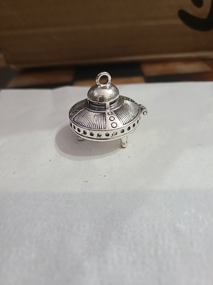 Silvertone Flying Saucer Alien Space Ship Hinged Trinket/Pill Box Pendant Charm