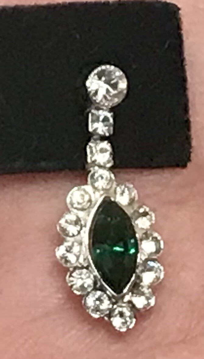 ANNALEECE BY DEVRIES, FASHION DROP EARRINGS, SWAROVSKI CRYSTAL W/GREEN CENTER!