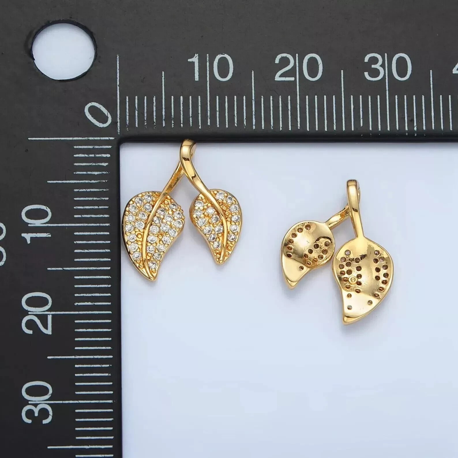 14K Yellow Gold Plated 1.50Ct Round Cut Simulated Diamond Women’s Leaf Pendant