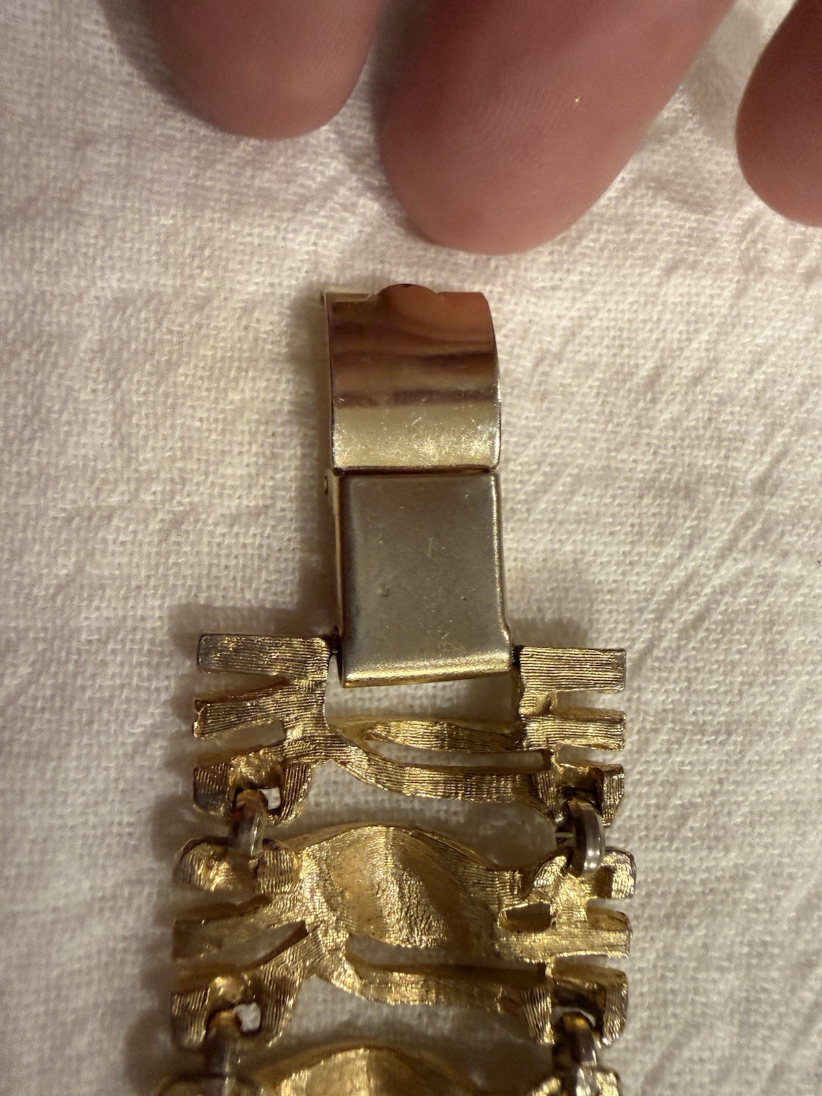 VintagGold Tone Textured Chain Link Bracelet Metal Fold-Over Clasp 8 in No Stone
