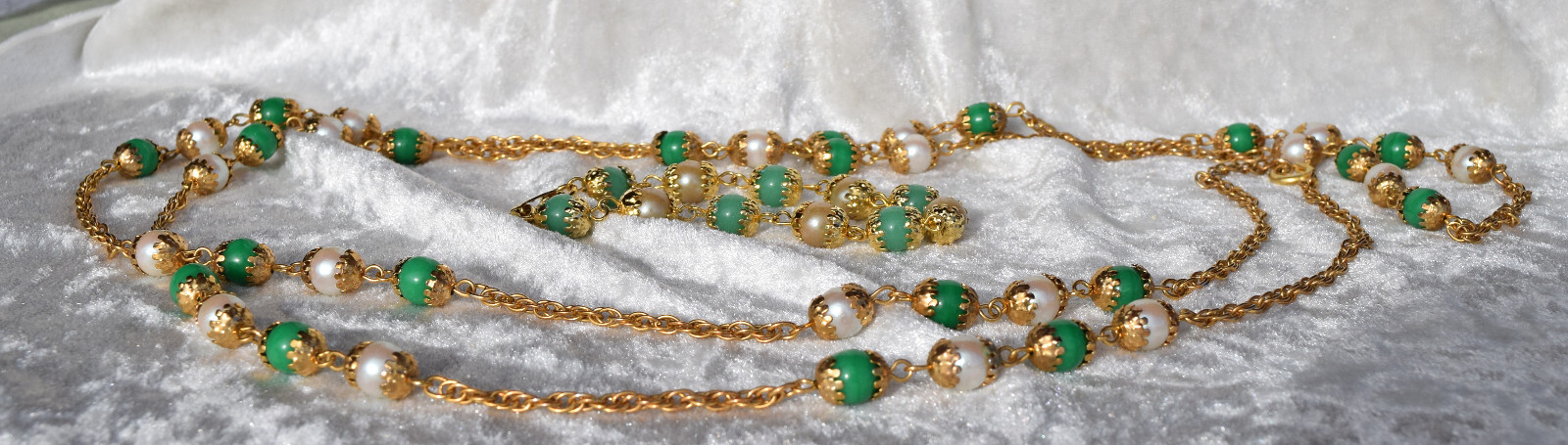 Gold Tone 52 In Necklace and 7″ Bracelet Set Green and White Bead Accents