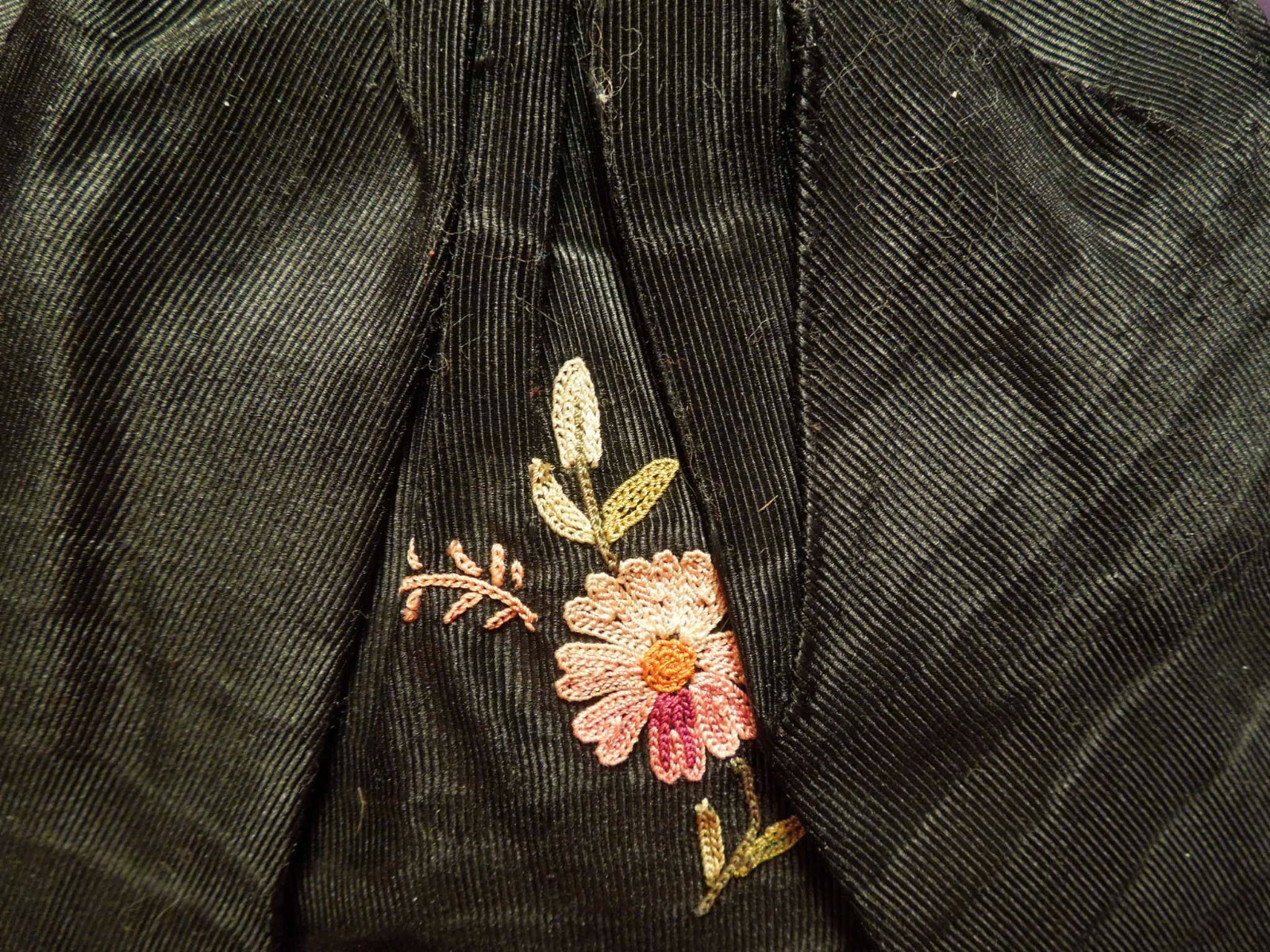 Vintage Hand Sewn Flower Detailed Push Button Clutch Wrist Purse W/ Mini Mirror