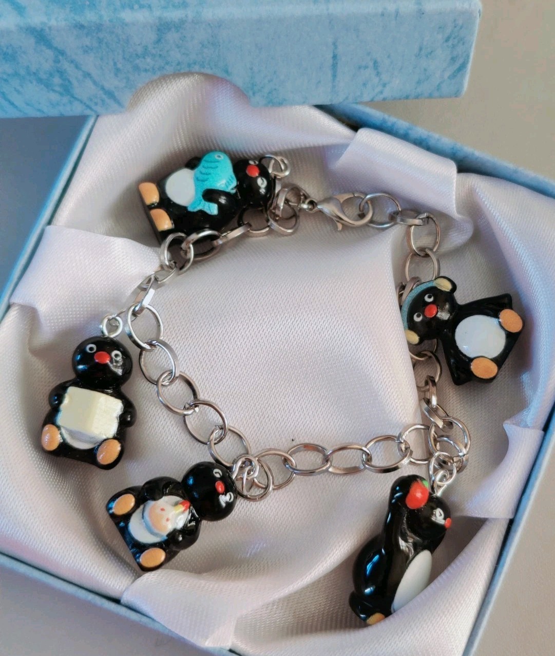 Silver Penguin Charm Bracelet x5 charms 8 Inch Comes Gift Boxed 610