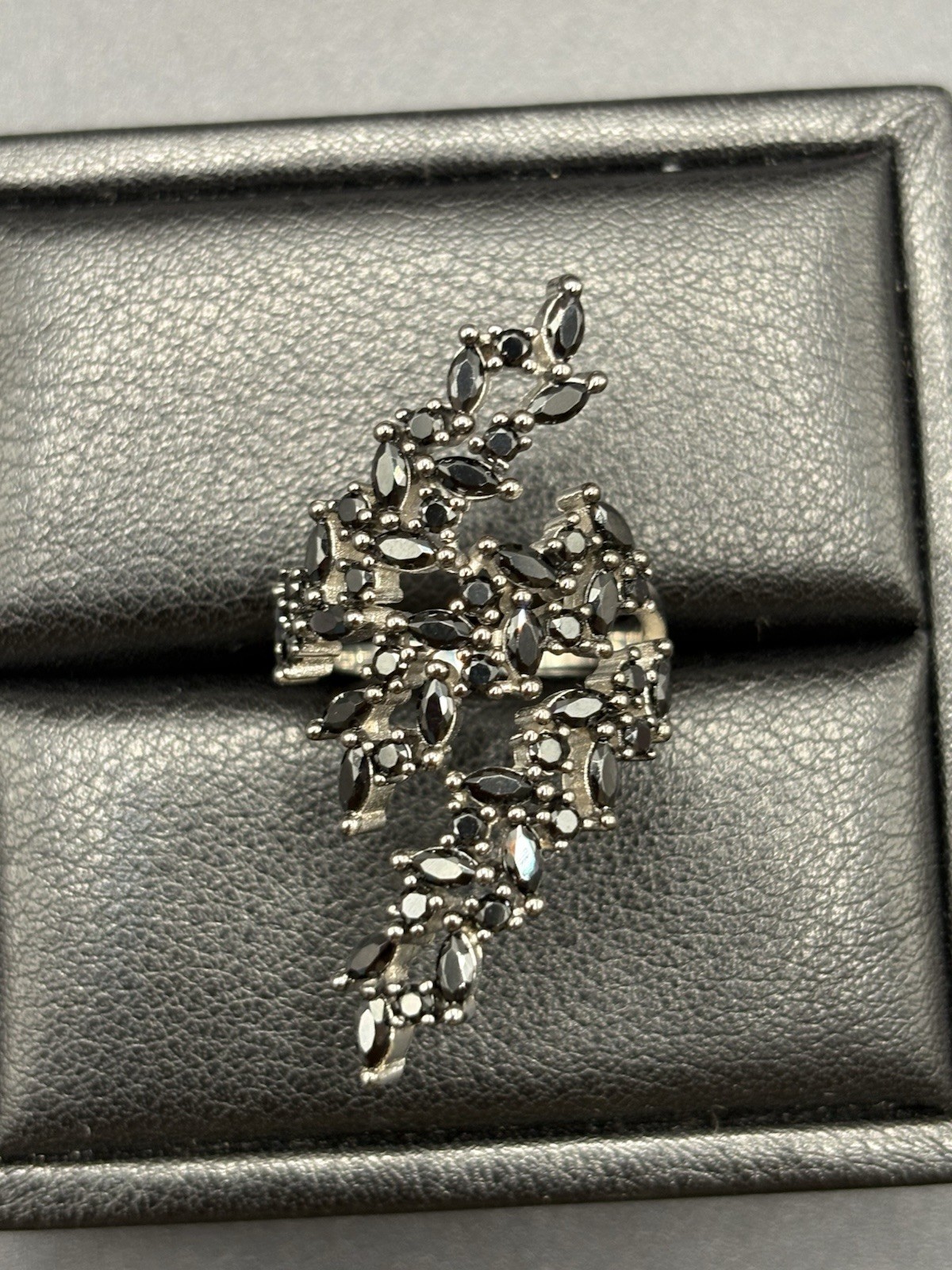 EUC Sterling Silver Black Cubic Zirconia Vine Ring 7 Grams Size 8 E29