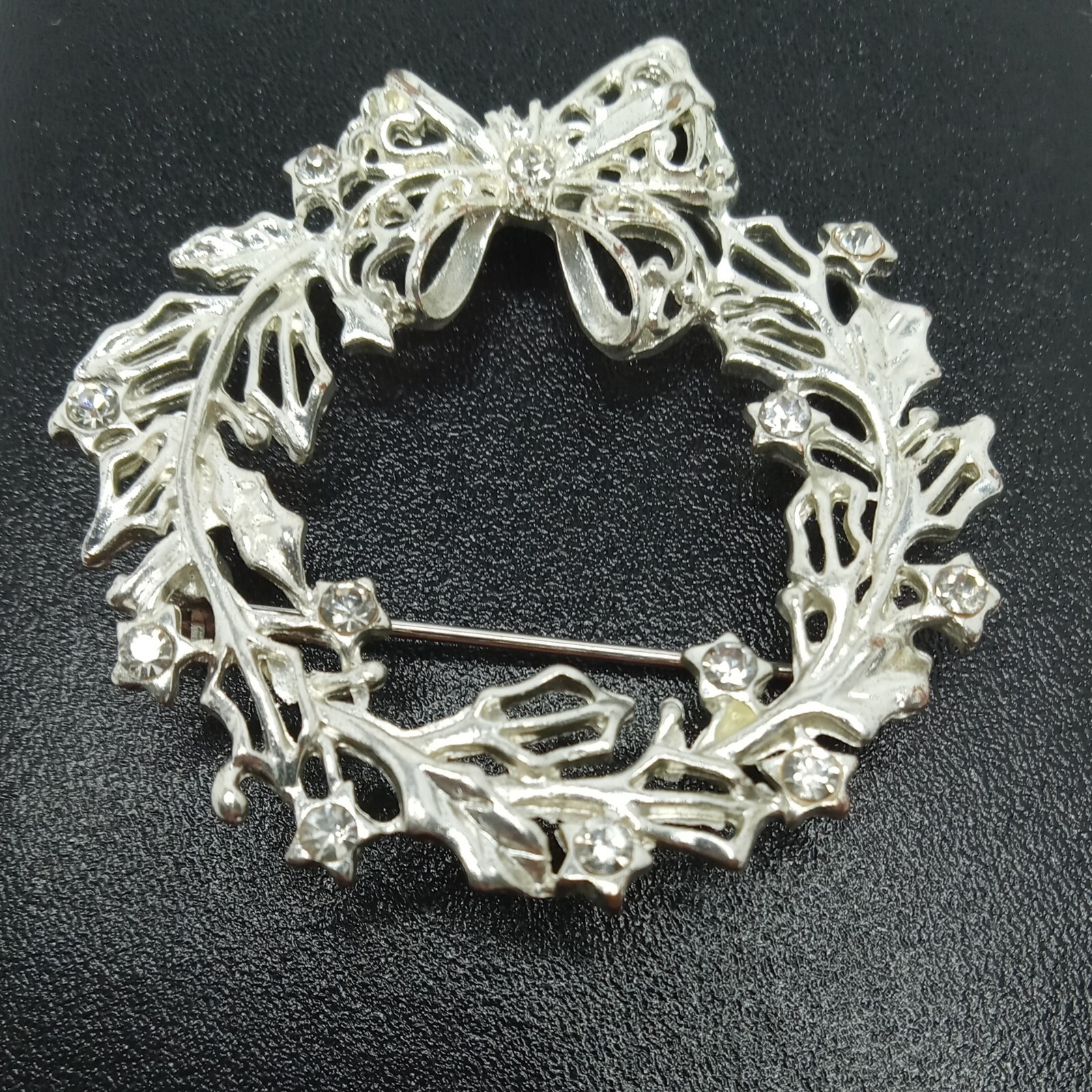 CRISTOPHER RADKO Christmas Wreath Clear Rhinestone Pin Brooch. 5324