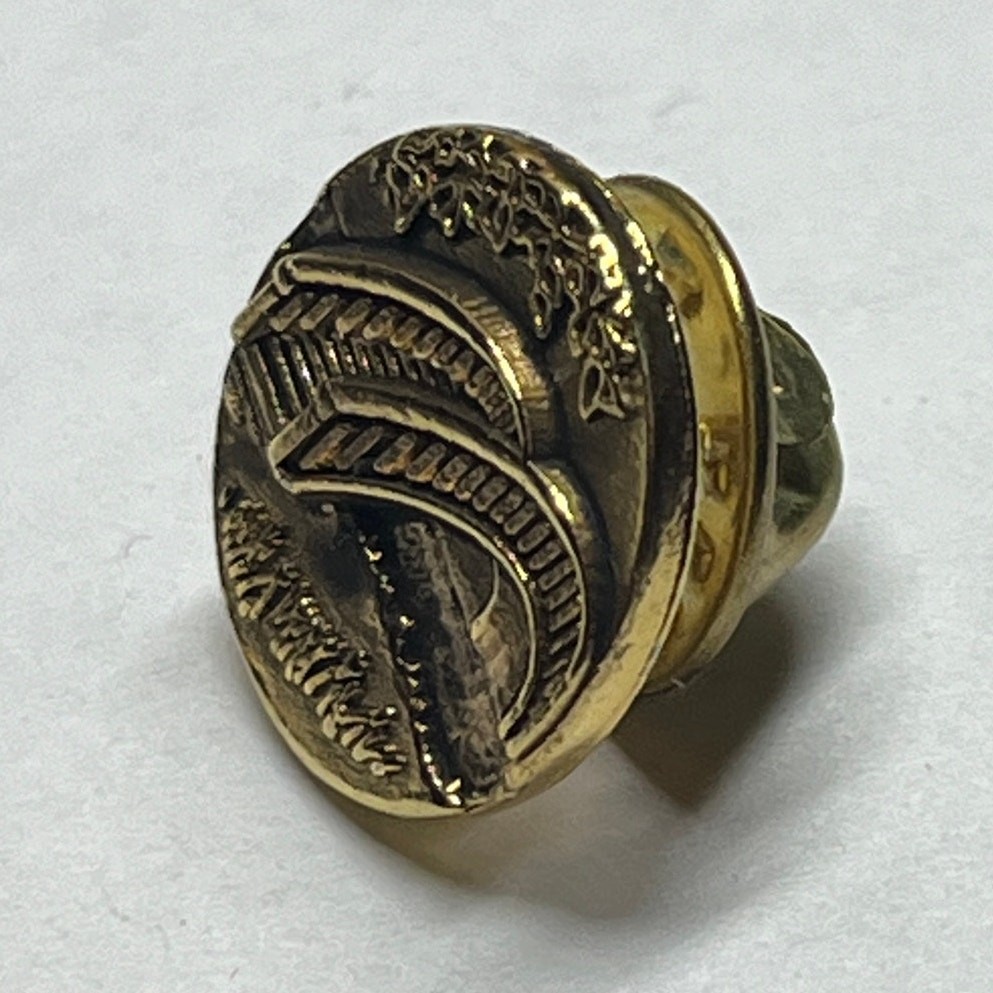 Bridge over water gold tone scene pin. unisex adults.