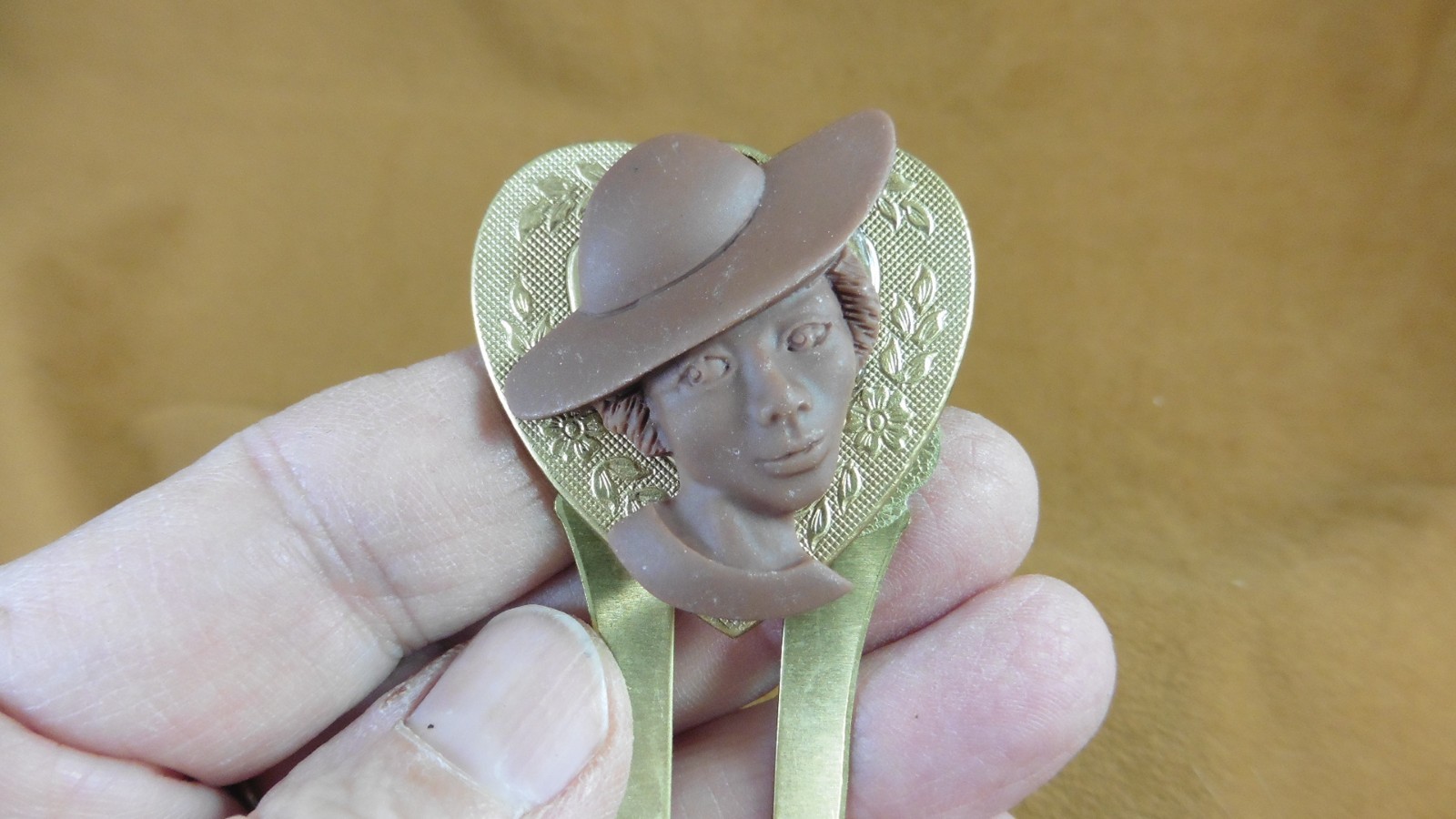 (CAH3-1) RARE African American LADY in hat brown CAMEO Hairpin hair pin comb