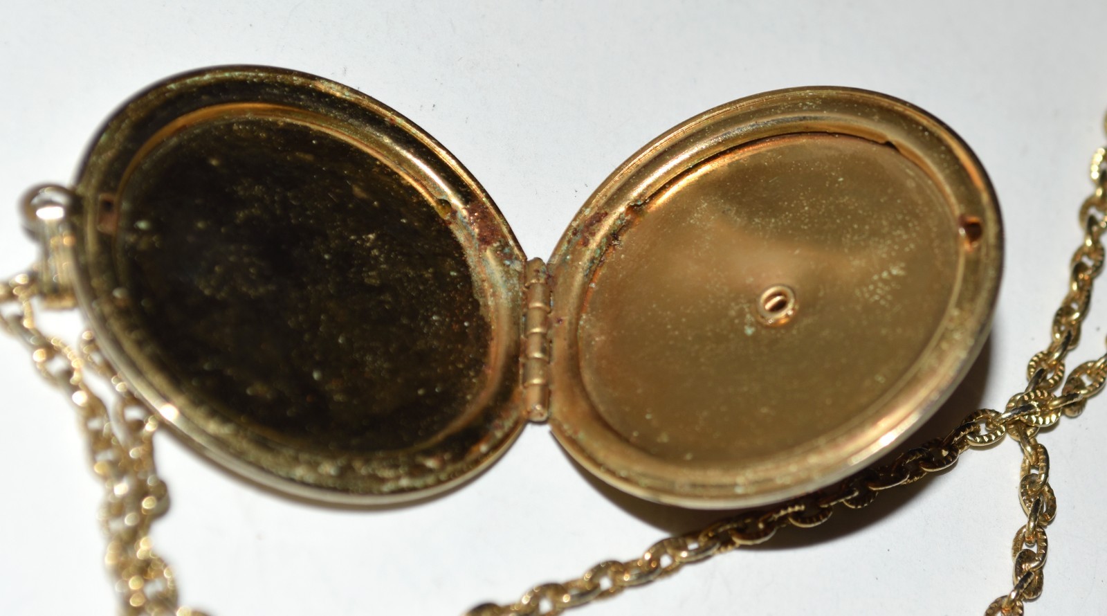 Vintage Red Enamel Faux Pearl on Dome Gold Tone Round Locket 24″ Chain