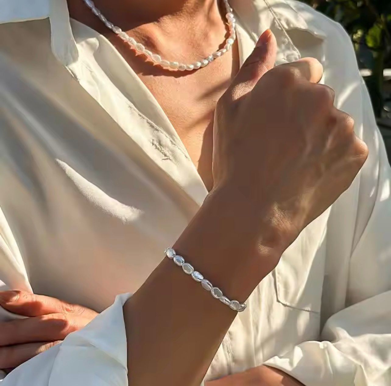 A beautiful white bracelet designed for women and suitable for everyday wear.