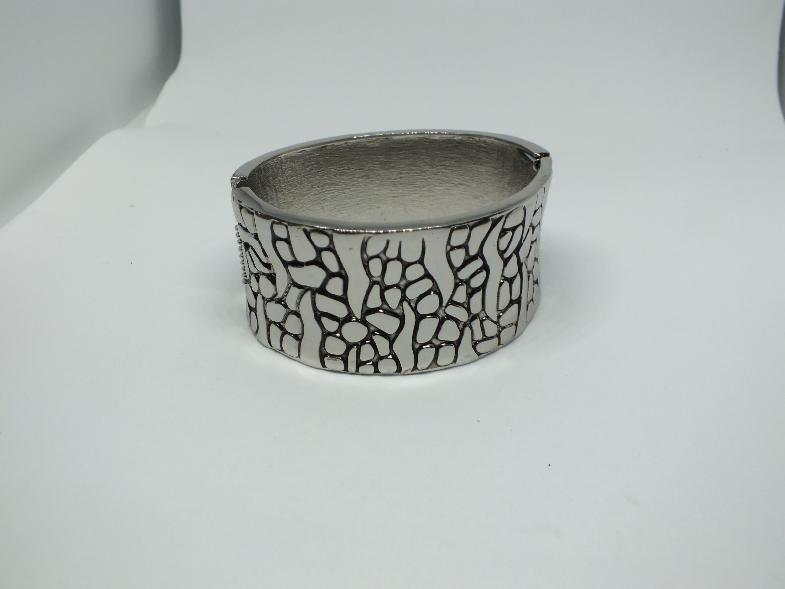 Beautiful Clamp Bracelet Silver Tone Textured Finish 1 3/8″ Wide x 2 3/8″ Acr ID