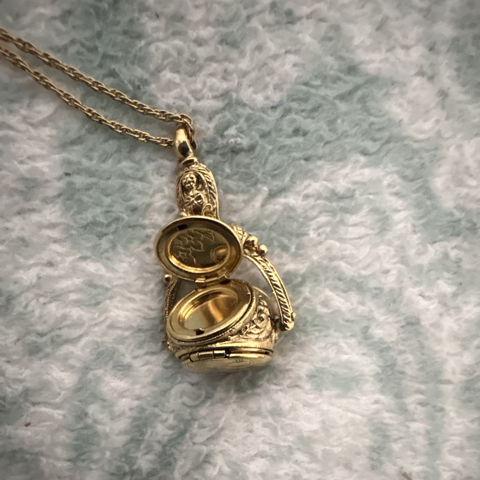 Vintage 1928 Jewelry Gold-tone Three Sided photo locket pendant necklace 30m