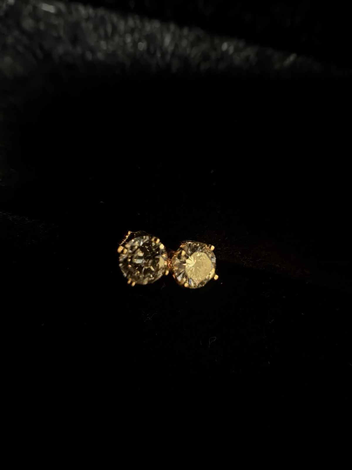 14k gold natural diamond earrings missing one back as shown beautiful earrings