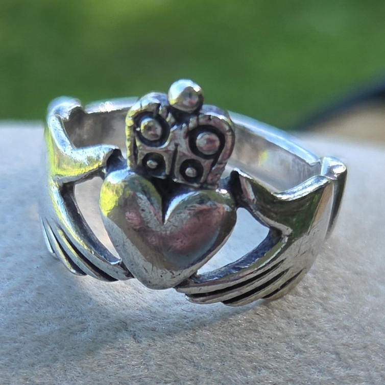 Sterling Silver Claddagh Ring Size 6, No Stone, Silver Tone. Box Not Included.