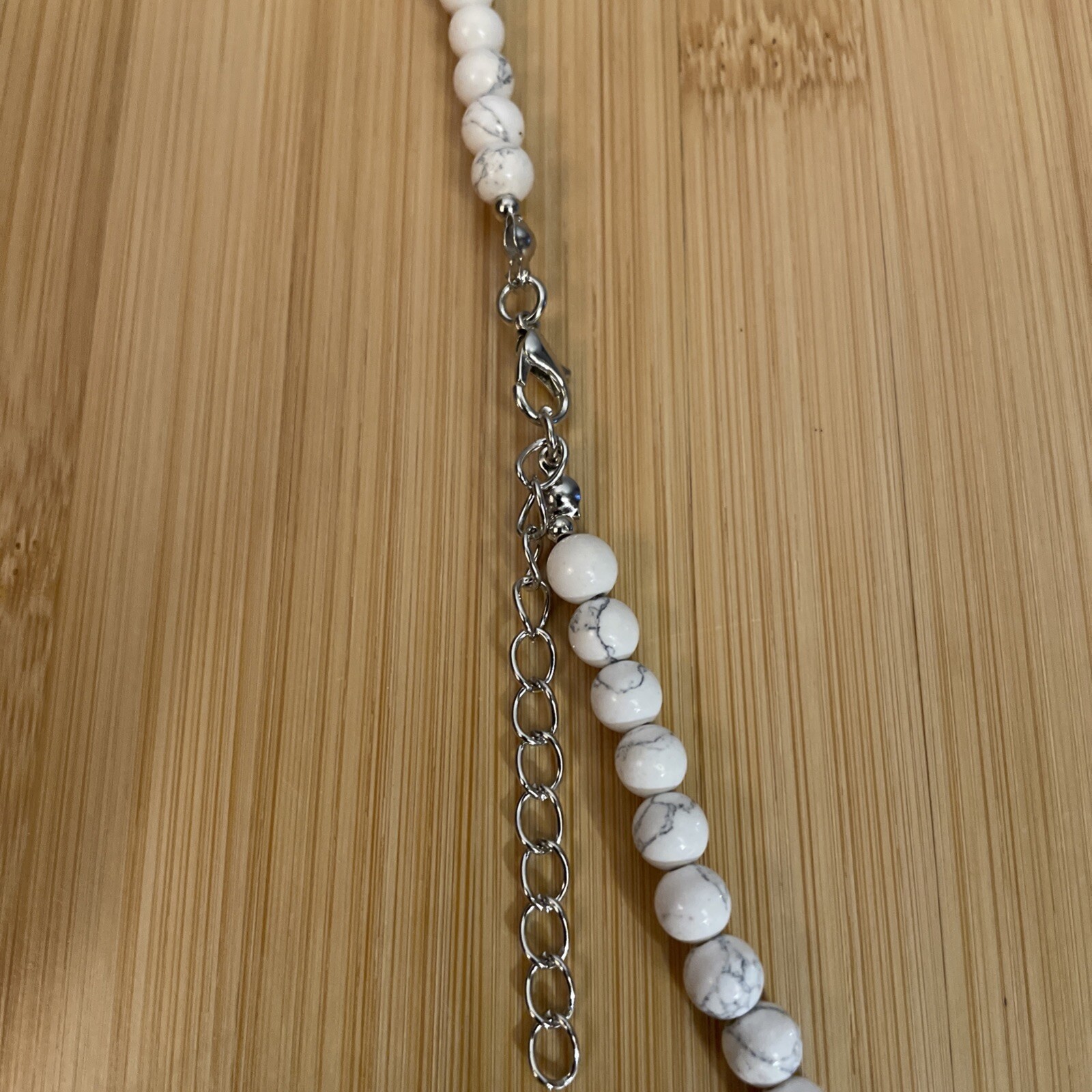 CONSTITUTED white HOWLITE NECKLACE- 18″ TO 20″ -SILVERTONE