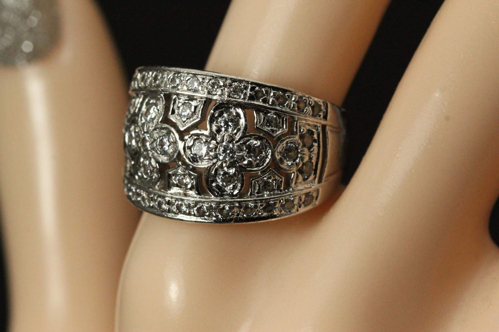 925 Sterling Silver Size 8.25 Ring White Stones in Flower Cutouts 6.8g (RIN9465)