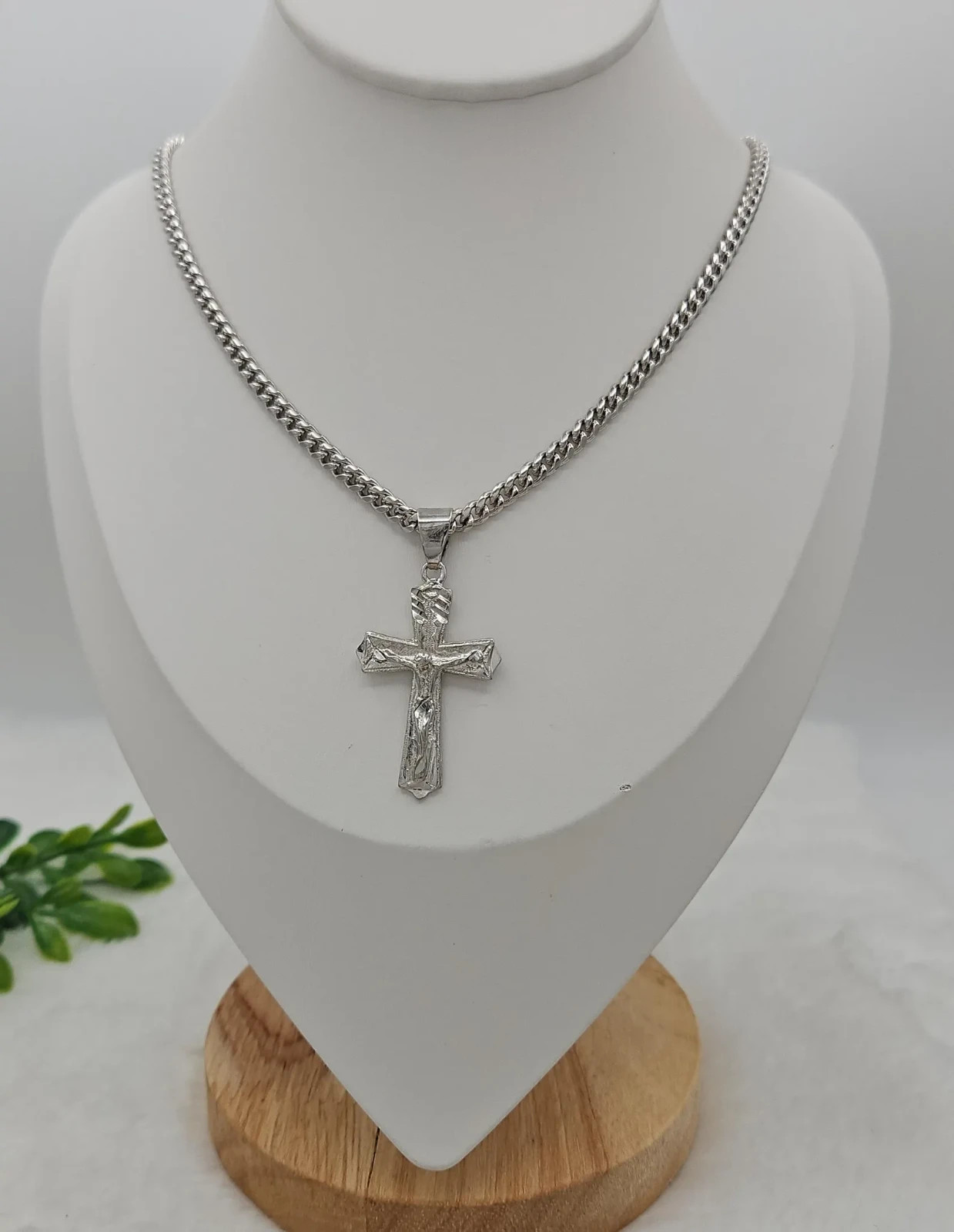 Men’s Silver Crucifix Necklace 4mm Curb Chain, Diamond Cut Cross Pendant, Unisex