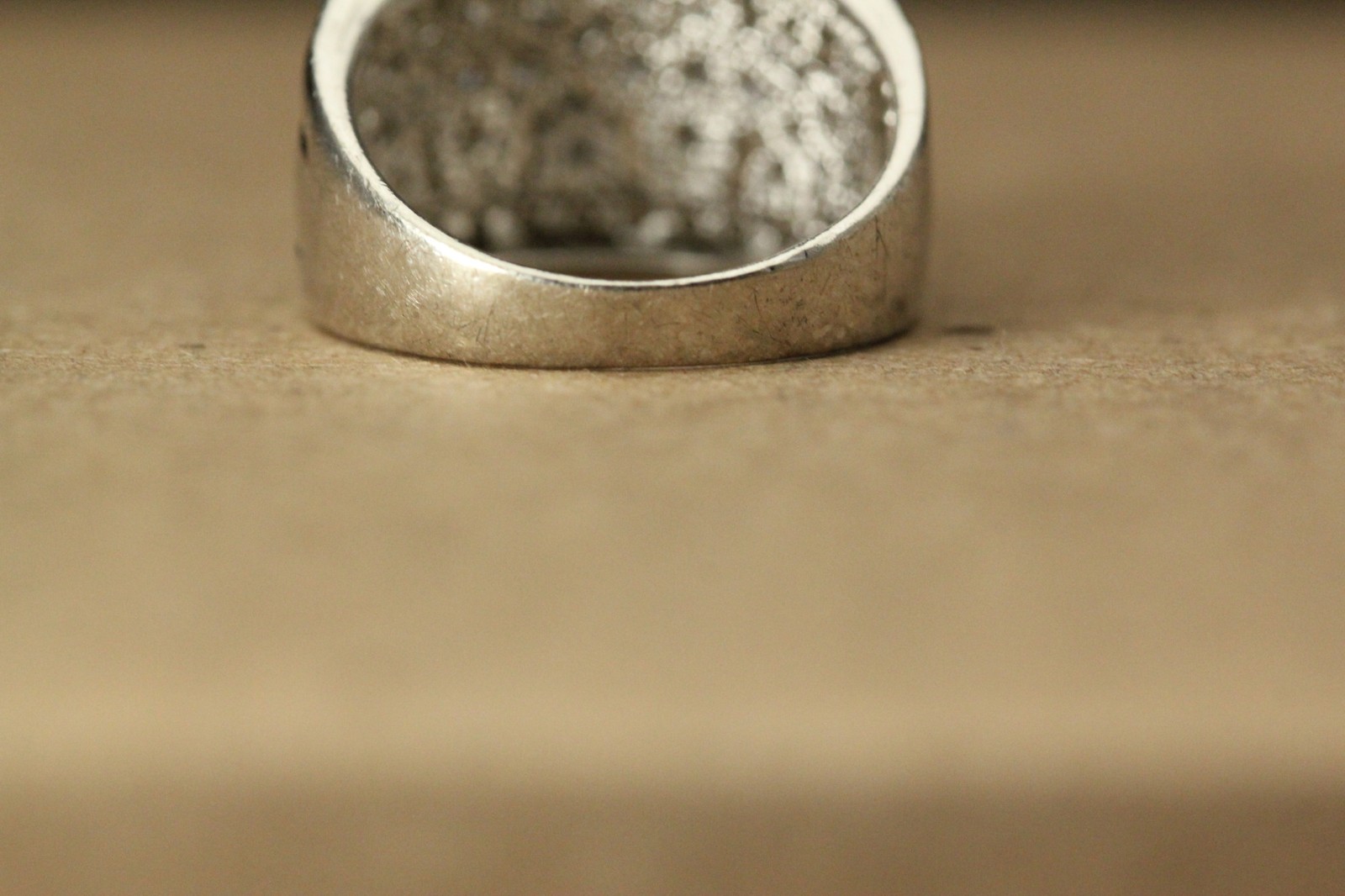 925 Sterling Silver Size 8.25 Ring White Stones in Flower Cutouts 6.8g (RIN9465)