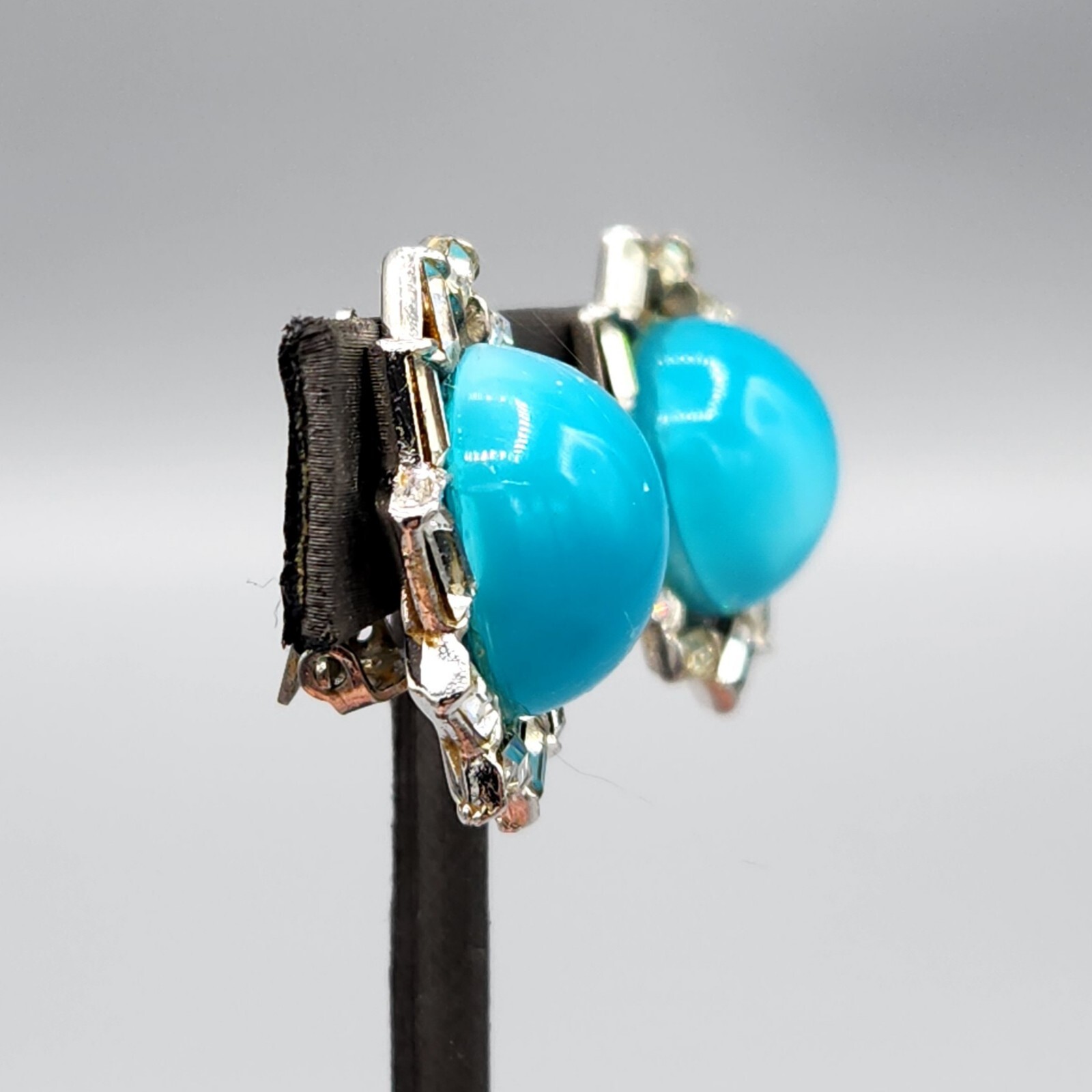 Vintage Unsigned Designer Blue Moonglow Cab Baguette Crystal Halo Clip Earrings