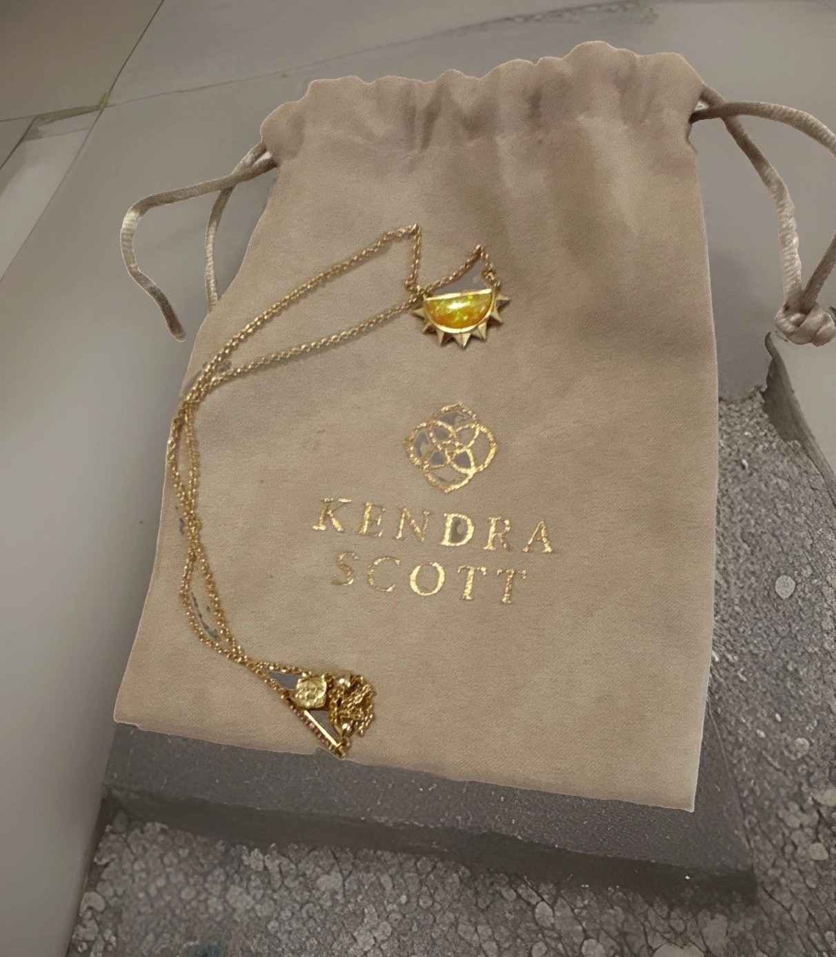 Kendra Scott Samantha Sun Gold Short Pendant Necklace