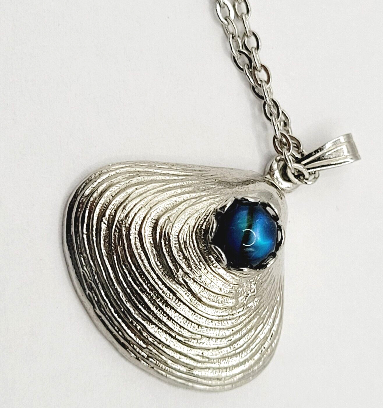 Clam Shell with Blue Stone Center Silver Tone Pendant Necklace Lake Ocean Vibe