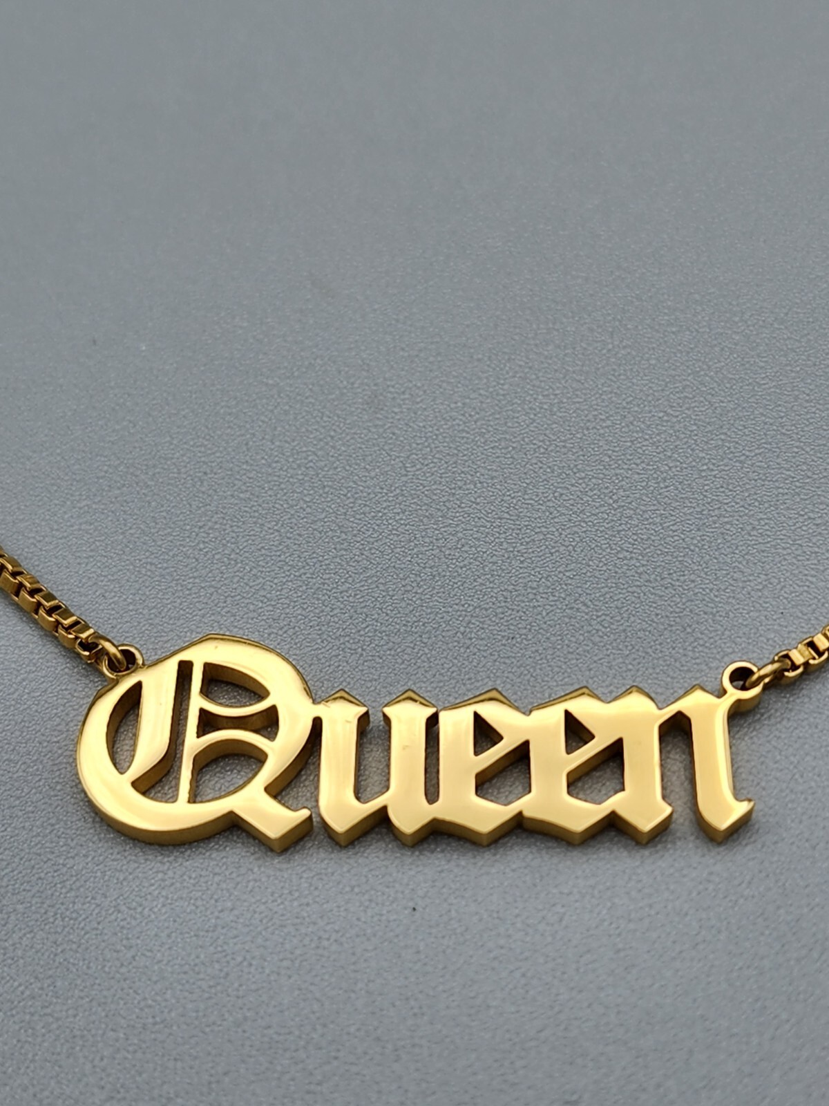 Gold Plated Script “Queen” Pendant Box Chain Necklace 7.4 Grams 22 in Long