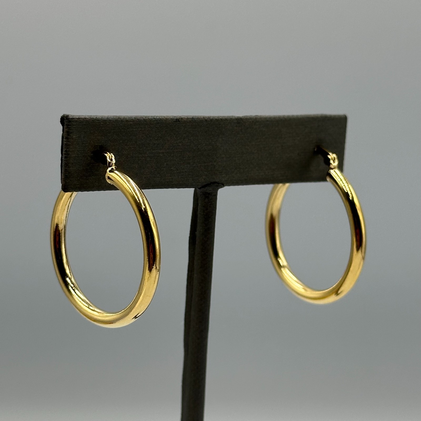 Hoop Earrings Gold Tone Classic Polished Round Latch Back Lightweight 1.25in